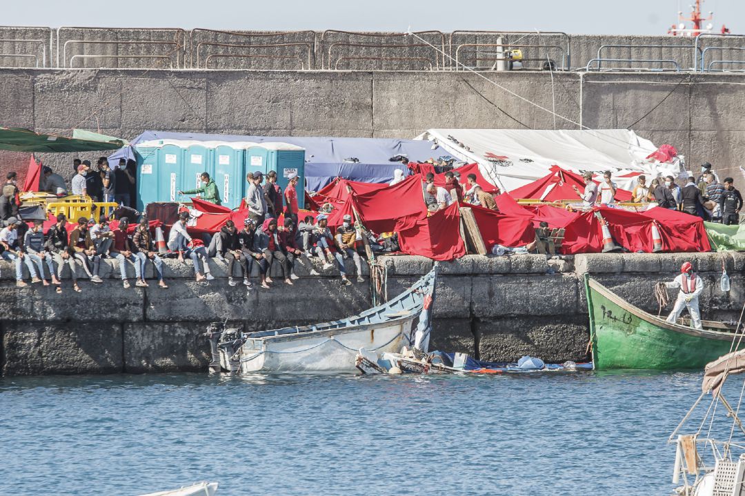 Varios inmigrantes en el muelle de Arguineguín, en Gran Canaria, Canarias Varios inmigrantes en el muelle de Arguineguín, en Gran Canaria, Canarias