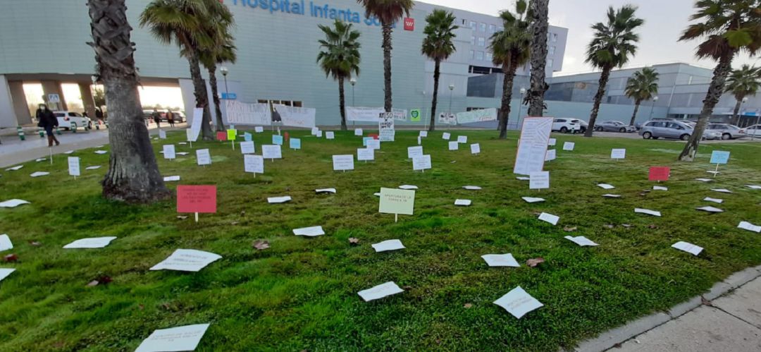 Carteles en el césped del Infanta Sofía Carteles en el césped del Infanta Sofía