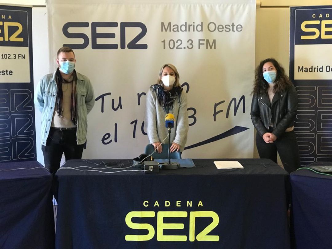 Los periodistas José Medrano y Ana Iriarte junto a la cantante mostoleña Lara Morello Los periodistas José Medrano y Ana Iriarte junto a la cantante mostoleña Lara Morello