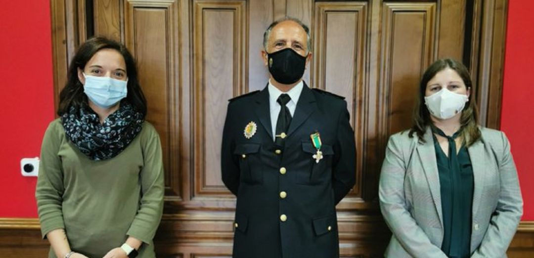 La alcaldesa de Getafe, Sara Hernández, (i) y la concejala de Seguridad, Elisabeth Melo, (d) junto con Pedro Cervel, jefe de la Policía Local de Getafe. La alcaldesa de Getafe, Sara Hernández, (i) y la concejala de Seguridad, Elisabeth Melo, (d) junto con Pedro Cervel, jefe de la Policía Local de Getafe.