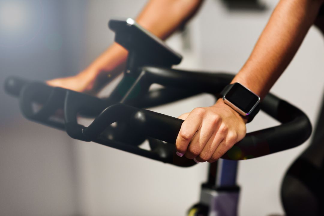 Una persona usa la bicicleta desde casa Una persona usa la bicicleta desde casa