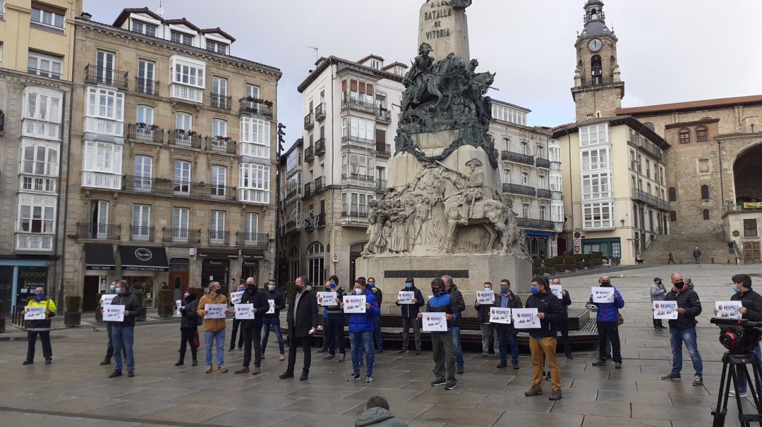 El comité se ha concentrado en la plaza de la Virgen Blanca El comité se ha concentrado en la plaza de la Virgen Blanca