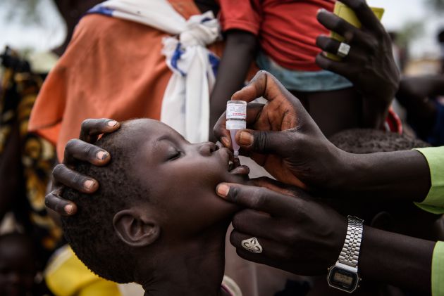 Un niño recibe una vacuna contra la polio como parte del programa de vacunación general de UNICEF en la aldea de Aburoc, Sudán del Sur. Un niño recibe una vacuna contra la polio como parte del programa de vacunación general de UNICEF en la aldea de Aburoc, Sudán del Sur.