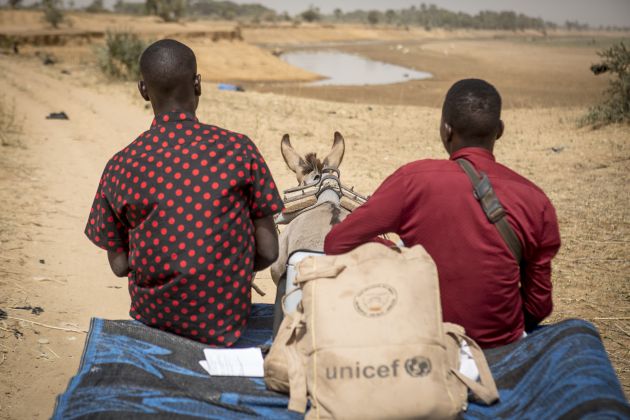 Un equipo de vacunación se dirige en un carro tirado por burros para llegar hasta los niños de la aldea remota de Mopti en Mali. Un equipo de vacunación se dirige en un carro tirado por burros para llegar hasta los niños de la aldea remota de Mopti en Mali.