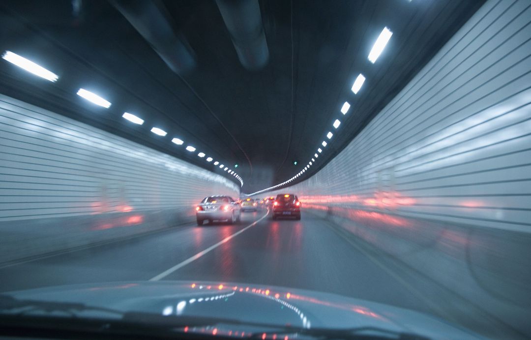Varios vehículos circulan en el interior de un túnel. Varios vehículos circulan en el interior de un túnel.