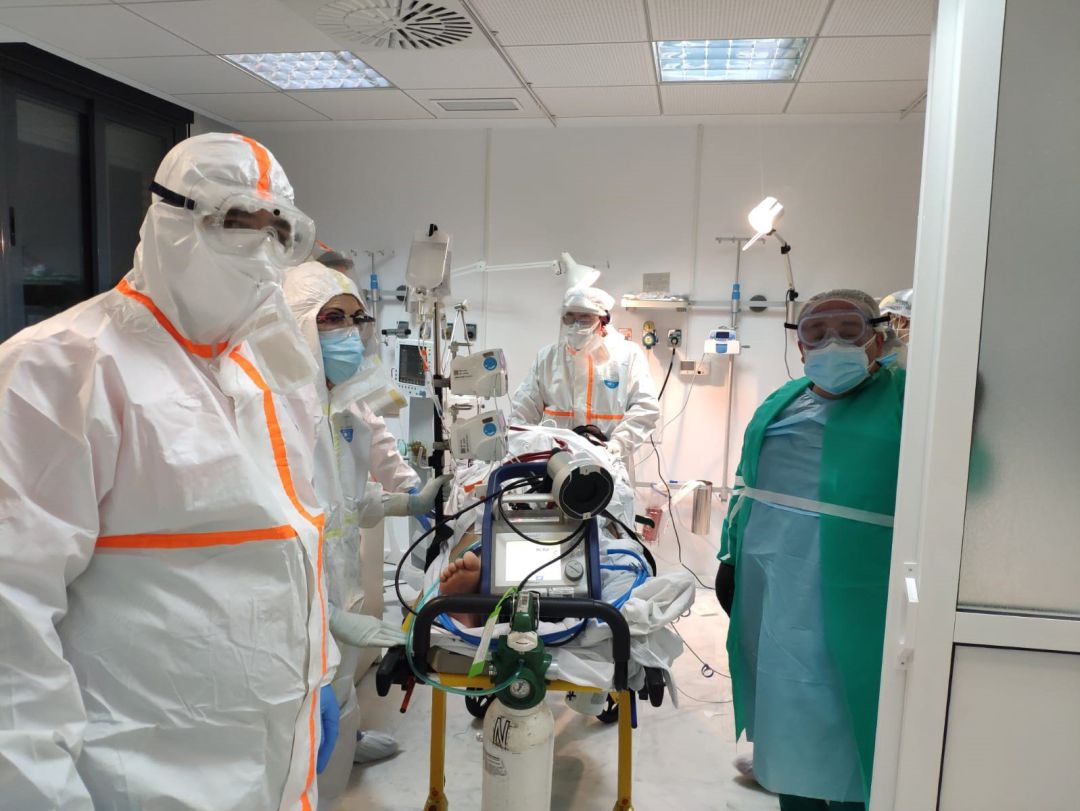 Profesionales sanitarios implantan un sistema de oxigenación extracorpórea a una paciente del Hospital de Los Pedroches. Profesionales sanitarios implantan un sistema de oxigenación extracorpórea a una paciente del Hospital de Los Pedroches.