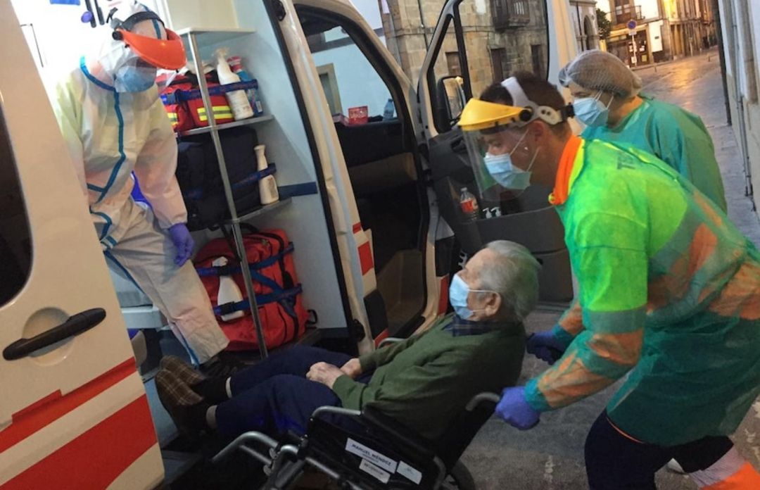 Una ambulancia asturiana recoge a un paciente con coronavirus en su domicilio Una ambulancia asturiana recoge a un paciente con coronavirus en su domicilio