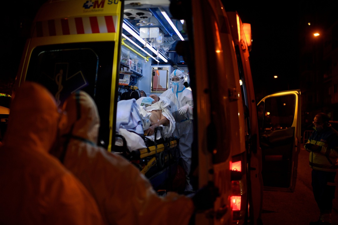 Personal del 112 traslada a un hombre con síntomas de coronavirus a un hospital en la Comunidad de Madrid Personal del 112 traslada a un hombre con síntomas de coronavirus a un hospital en la Comunidad de Madrid