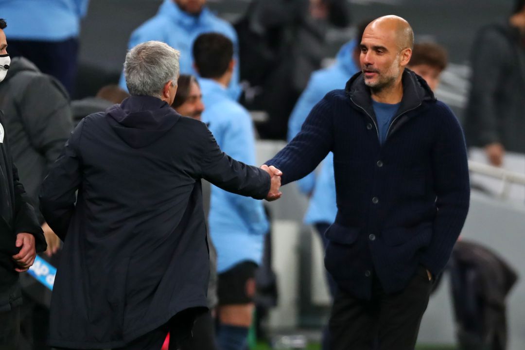 Mourinho y Guardiola se saludan al término del partido. Mourinho y Guardiola se saludan al término del partido.