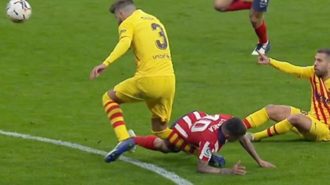 Estado de la rodilla de Piqué tras la acción con Correa Estado de la rodilla de Piqué tras la acción con Correa