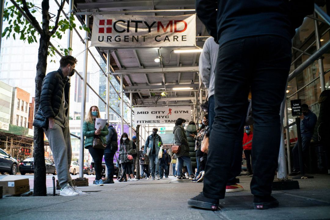 La gente espera en la fila fuera de un centro de pruebas de COVID-19 en la ciudad de Nueva York La gente espera en la fila fuera de un centro de pruebas de COVID-19 en la ciudad de Nueva York