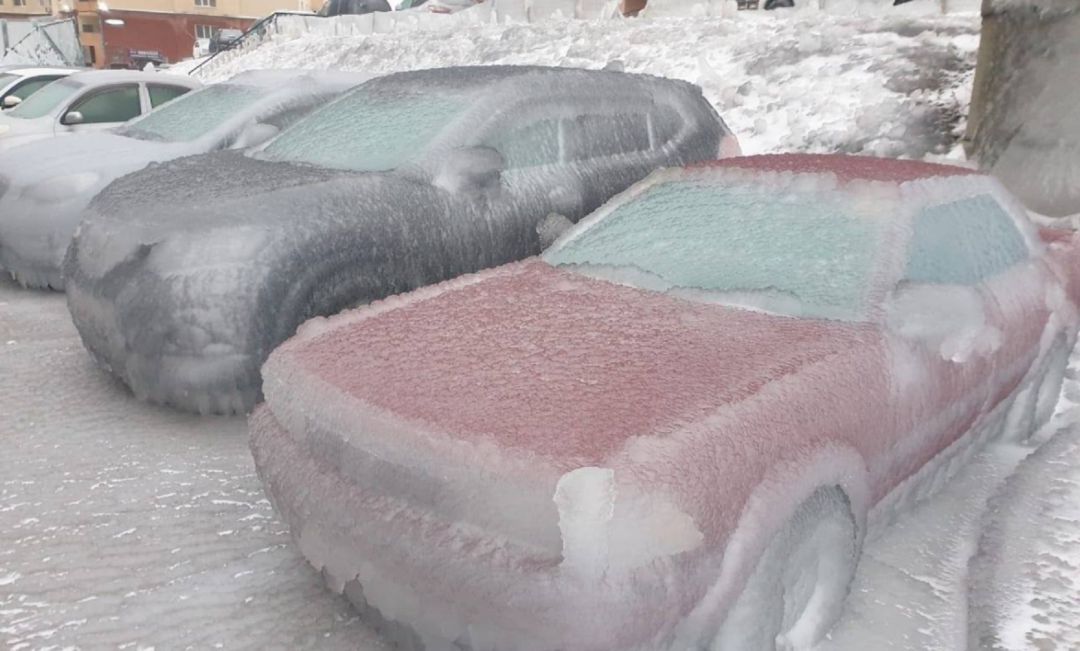 El fenómeno meteorológico 'lluvia Engelante' deja imágenes de coches congelados en Rusia. El fenómeno meteorológico 'lluvia Engelante' deja imágenes de coches congelados en Rusia.