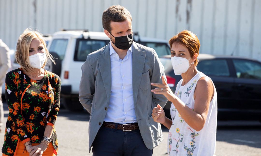 El presidente del Partido Popular, Pablo Casado, que este sábado se ha acercado el muelle de Arguineguín. El presidente del Partido Popular, Pablo Casado, que este sábado se ha acercado el muelle de Arguineguín.