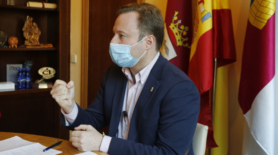 El alcalde, Vicente Casañ, en su despacho El alcalde, Vicente Casañ, en su despacho