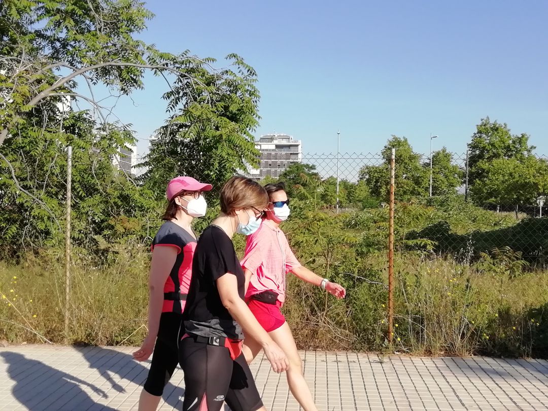 Tres mujeres caminan con mascarilla en la ciudad de Castelló de la Plana Tres mujeres caminan con mascarilla en la ciudad de Castelló de la Plana