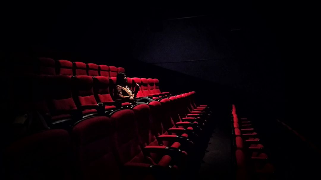 Una expectadora, en una sala de cine Una expectadora, en una sala de cine