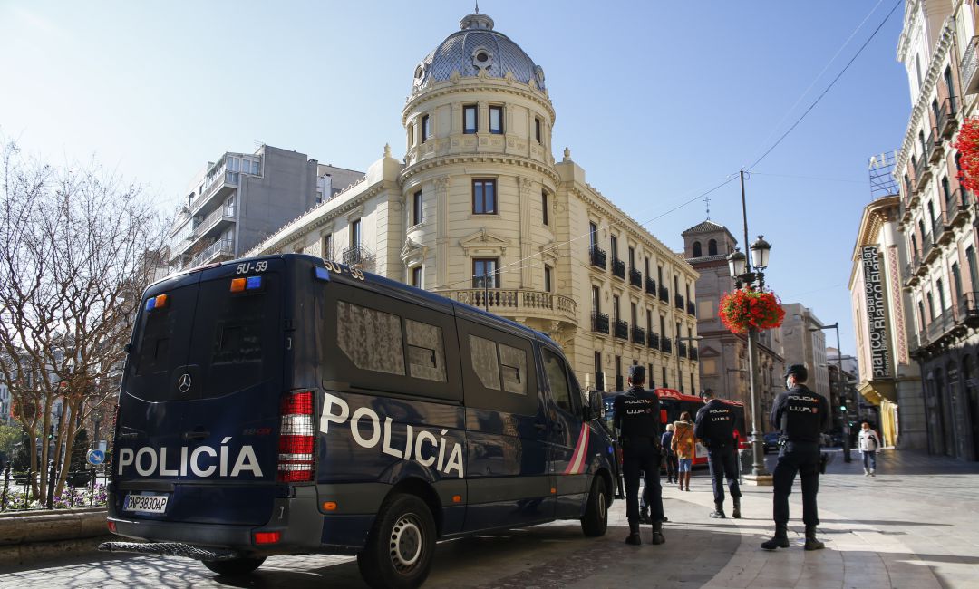 La Policía sanciona a más de 60 personas por acudir a un funeral multitudinario. La Policía sanciona a más de 60 personas por acudir a un funeral multitudinario.