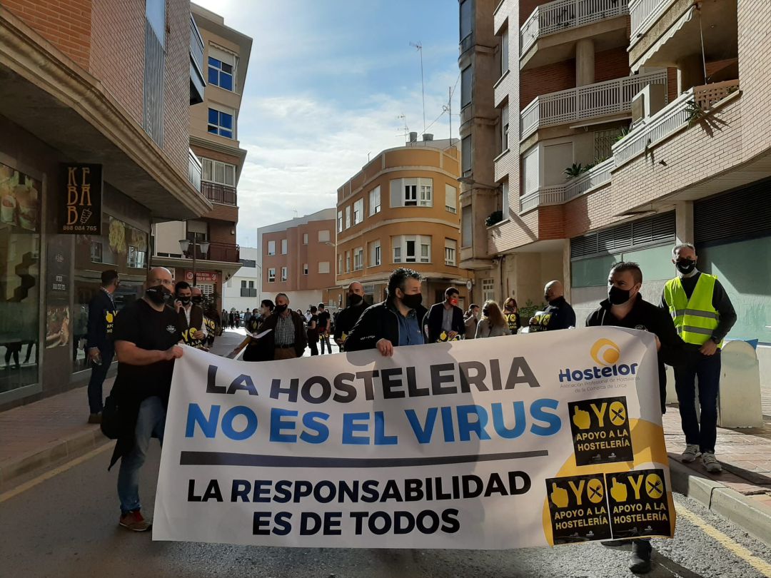 Los hosteleros de Lorca se manifiestan para reclar la apertura de sus negocios Los hosteleros de Lorca se manifiestan para reclar la apertura de sus negocios