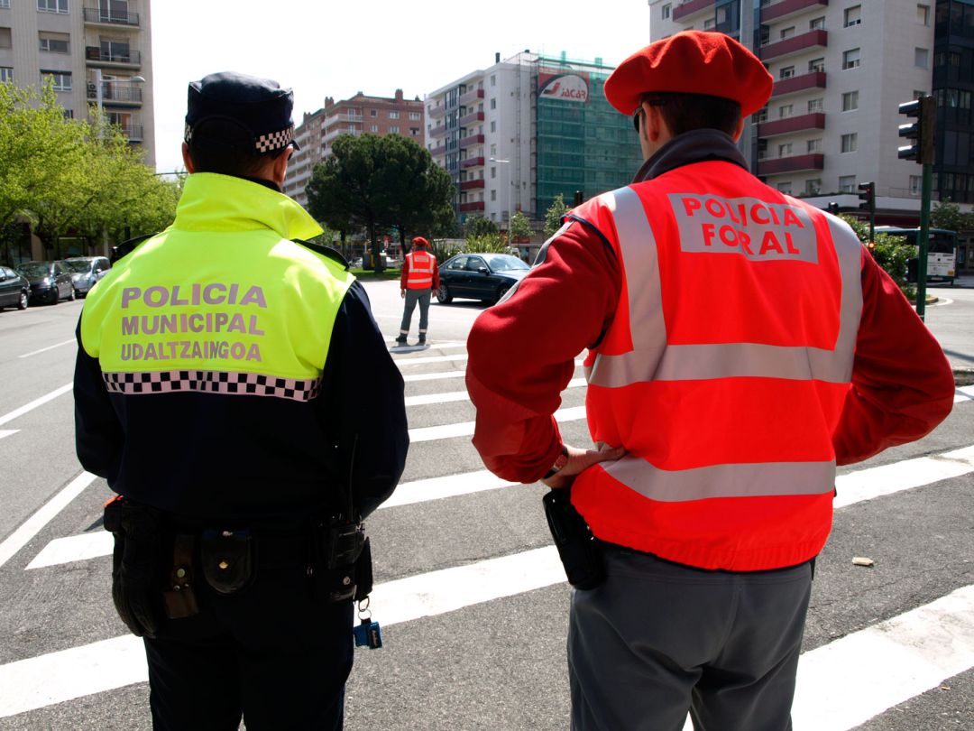 Policía Foral y Policía Municipal de Pamplona colaboran en el control de las restricciones Policía Foral y Policía Municipal de Pamplona colaboran en el control de las restricciones