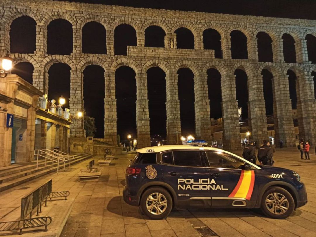 Patrulla policial en el toque de queda Patrulla policial en el toque de queda