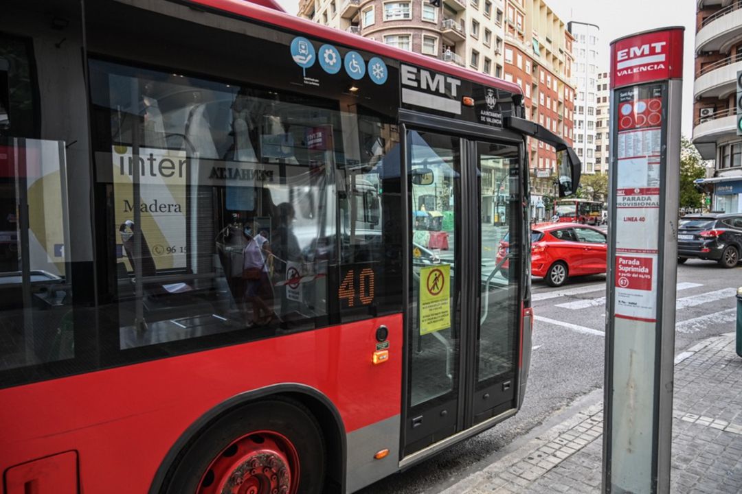 Un autobús de la EMT de València circulando por el centro de València en una imagen de archivo. Un autobús de la EMT de València circulando por el centro de València en una imagen de archivo.
