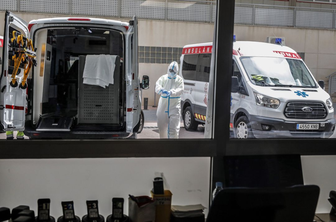 Un trabajador sanitario protegido en la zona donde acaban de recibir a un paciente con coronavirus para ser atendido en el Hospital Arnau de Vilanova, en València Un trabajador sanitario protegido en la zona donde acaban de recibir a un paciente con coronavirus para ser atendido en el Hospital Arnau de Vilanova, en València