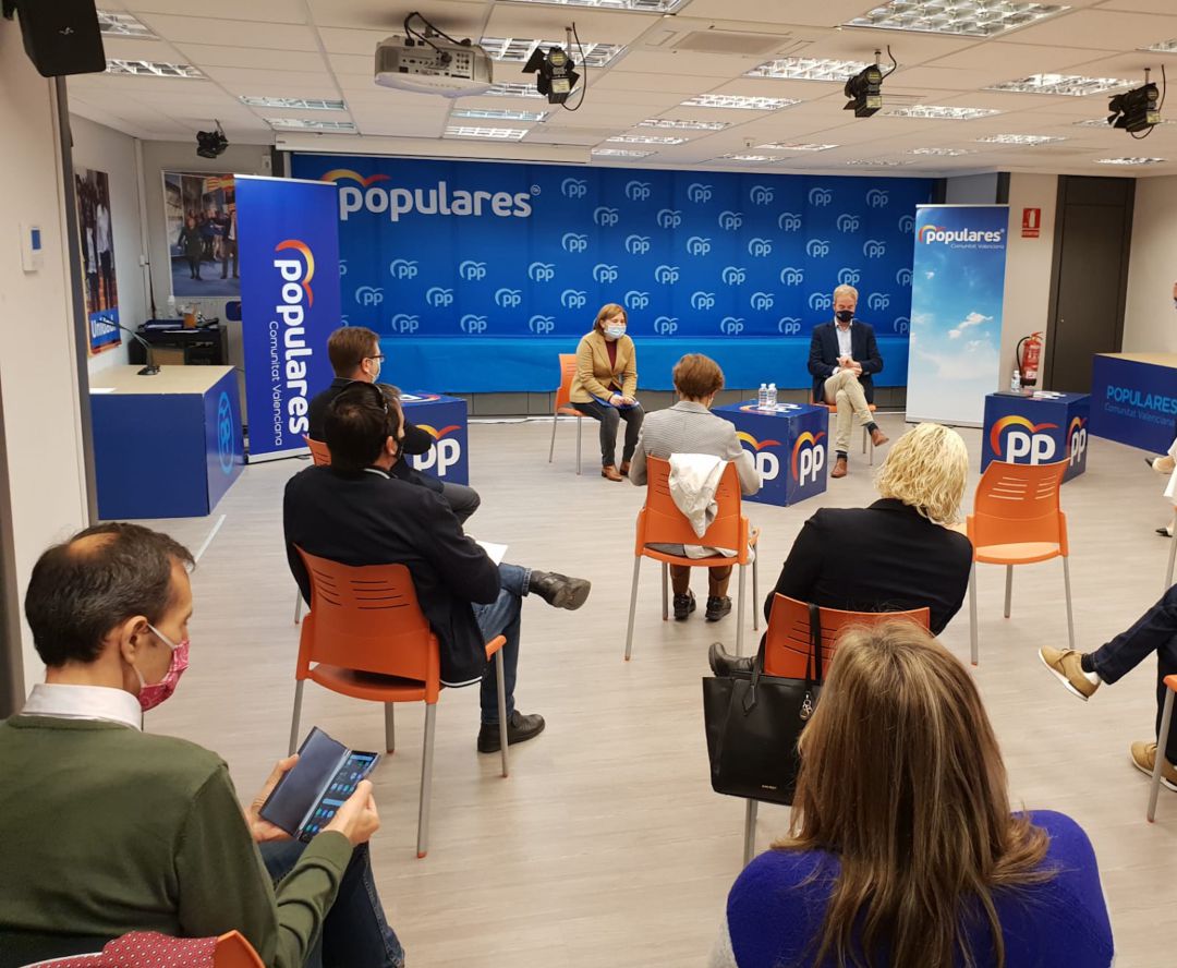 La presidenta del PPCV, Isabel Bonig, se ha reunido este sábado con representantes de la comunidad educativa. La presidenta del PPCV, Isabel Bonig, se ha reunido este sábado con representantes de la comunidad educativa.