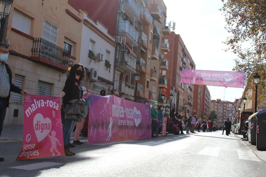 Los vecinos de la Malva-rosa se han concentrado este sábado para exigir un barrio más digno. Los vecinos de la Malva-rosa se han concentrado este sábado para exigir un barrio más digno.