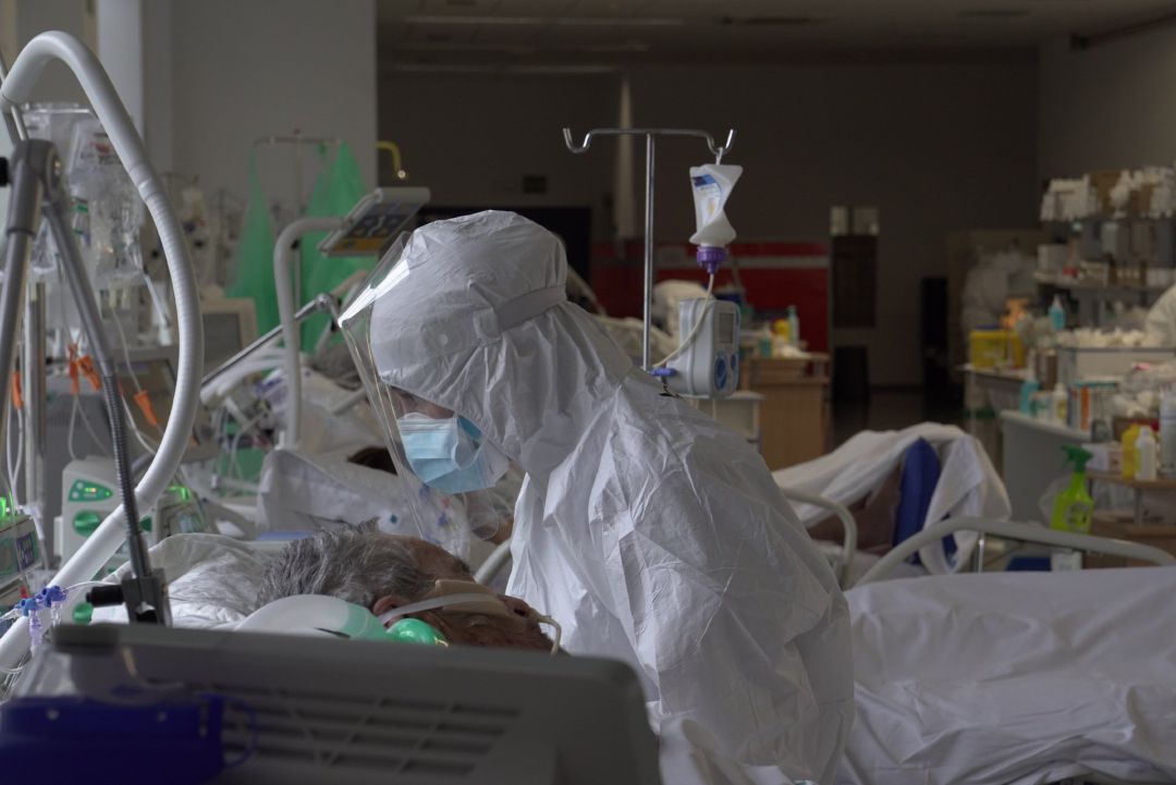 Personal sanitario atendiendo a un paciente en la UCI. Personal sanitario atendiendo a un paciente en la UCI.