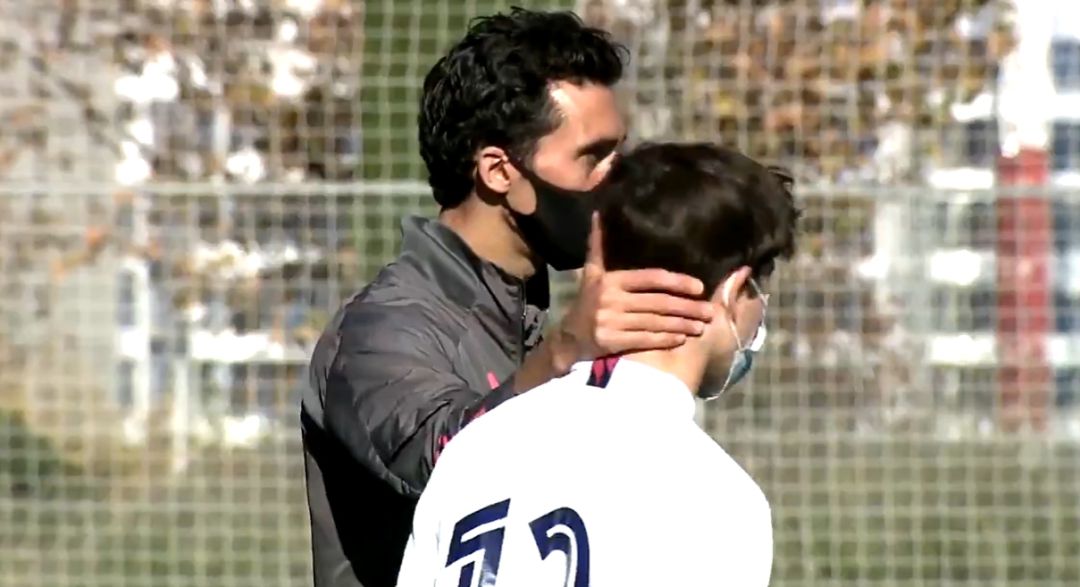 Arbeloa da instrucciones a uno de sus jugadores. Arbeloa da instrucciones a uno de sus jugadores.