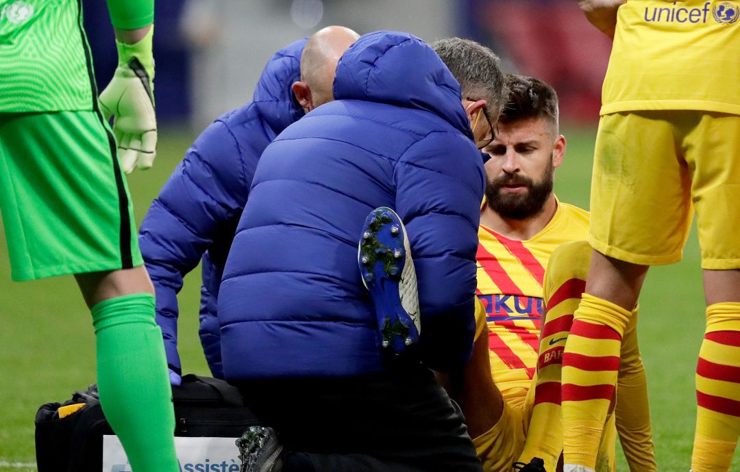 Piqué es atendido por los servicios médicos del Barça en el césped del Wanda Metropolitano Piqué es atendido por los servicios médicos del Barça en el césped del Wanda Metropolitano