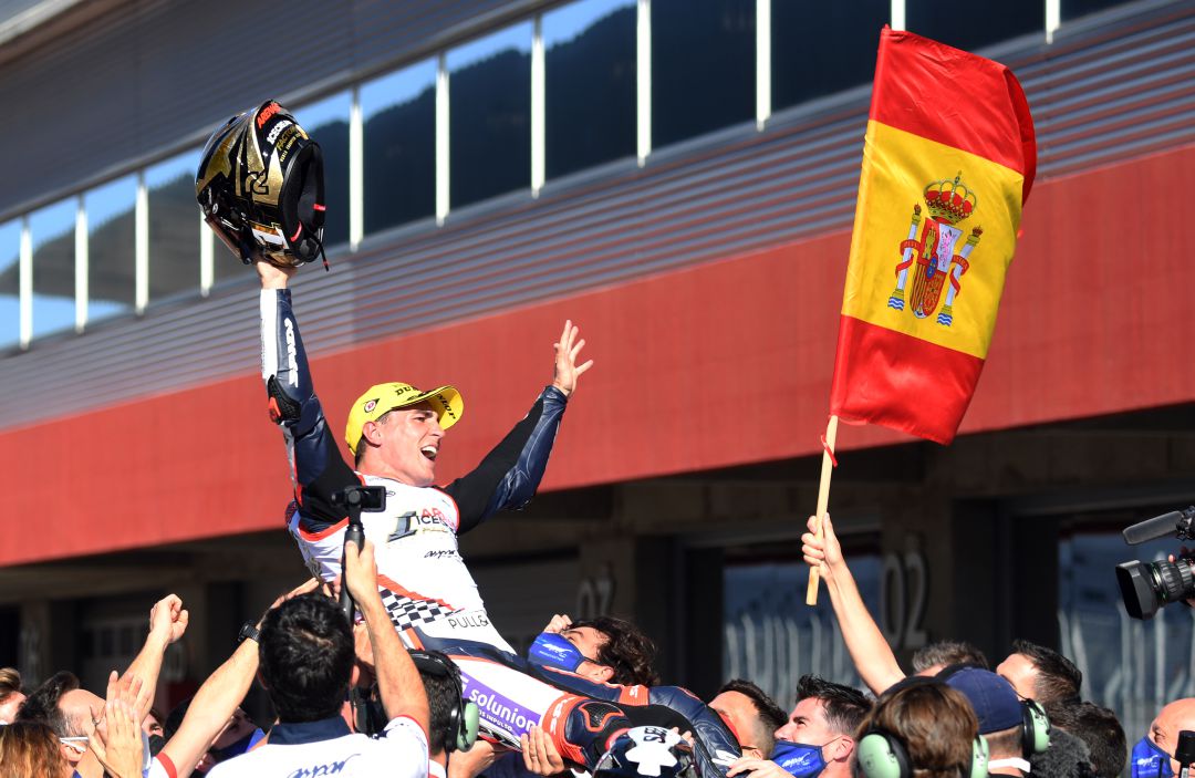 Albert Arenas celebra el título de Moto 3 Albert Arenas celebra el título de Moto 3