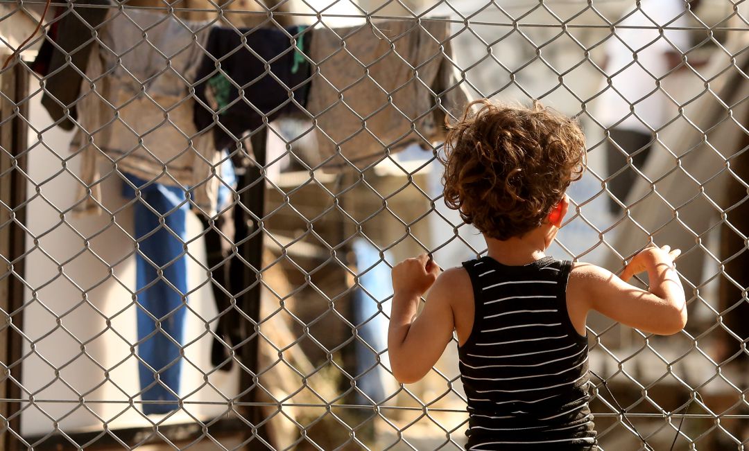 Un niño en un campo de refugiados. Un niño en un campo de refugiados.