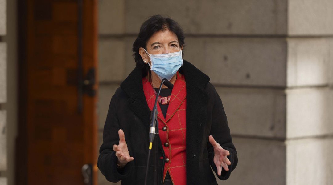 La ministra de Educación y Formación Profesional, Isabel Celaá, se dirige a los medios en el patio del Congreso de los Diputados. La ministra de Educación y Formación Profesional, Isabel Celaá, se dirige a los medios en el patio del Congreso de los Diputados.
