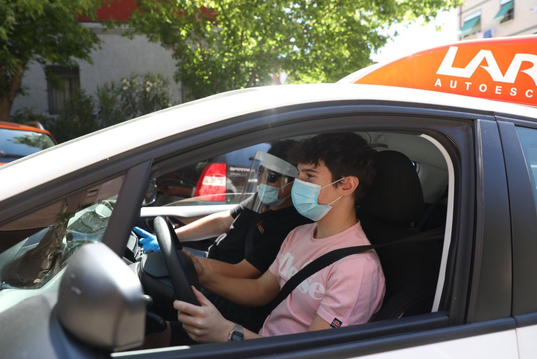 Un joven recibe clases de conducir en la autoescuela Lara durante la pandemia. Un joven recibe clases de conducir en la autoescuela Lara durante la pandemia.