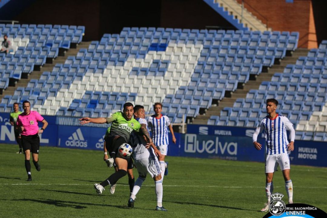 Un momento del partido. Un momento del partido.