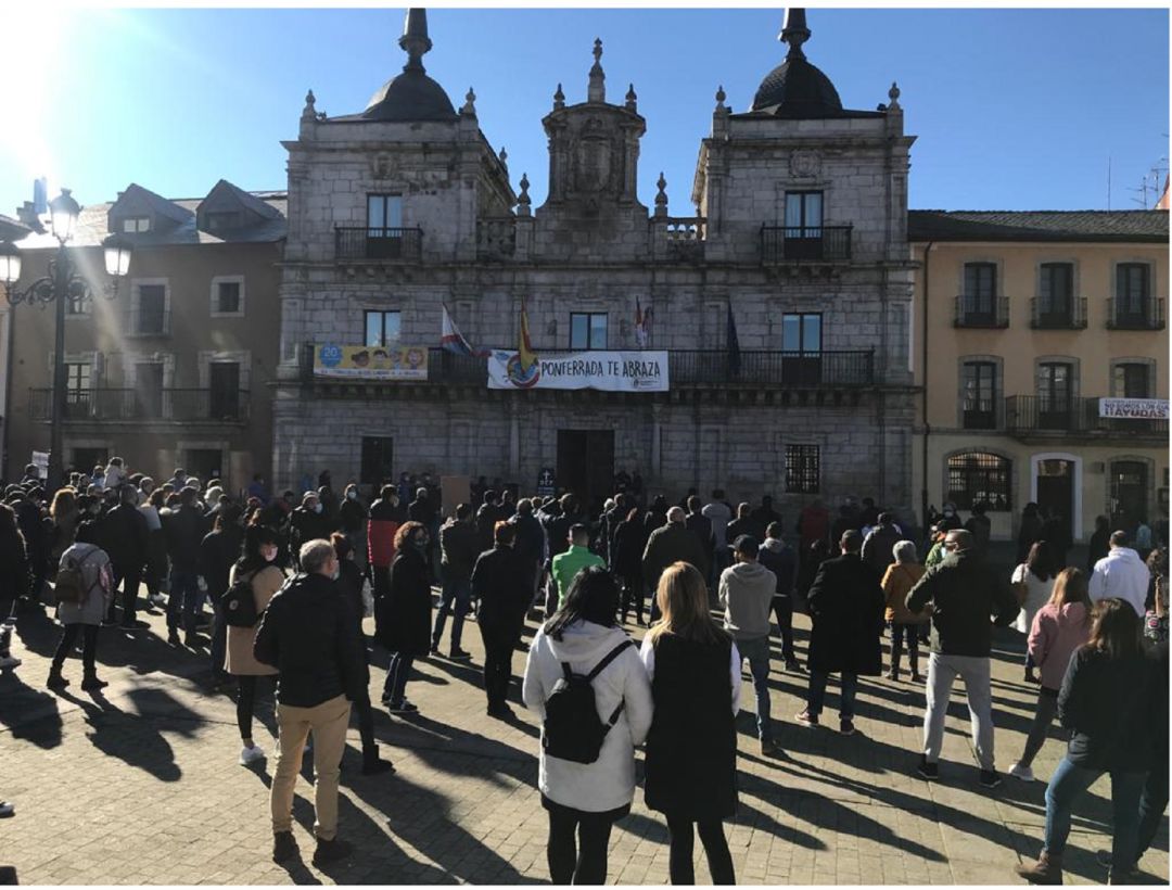 La protesta a las puertas del ayuntamiento de Ponferrada La protesta a las puertas del ayuntamiento de Ponferrada