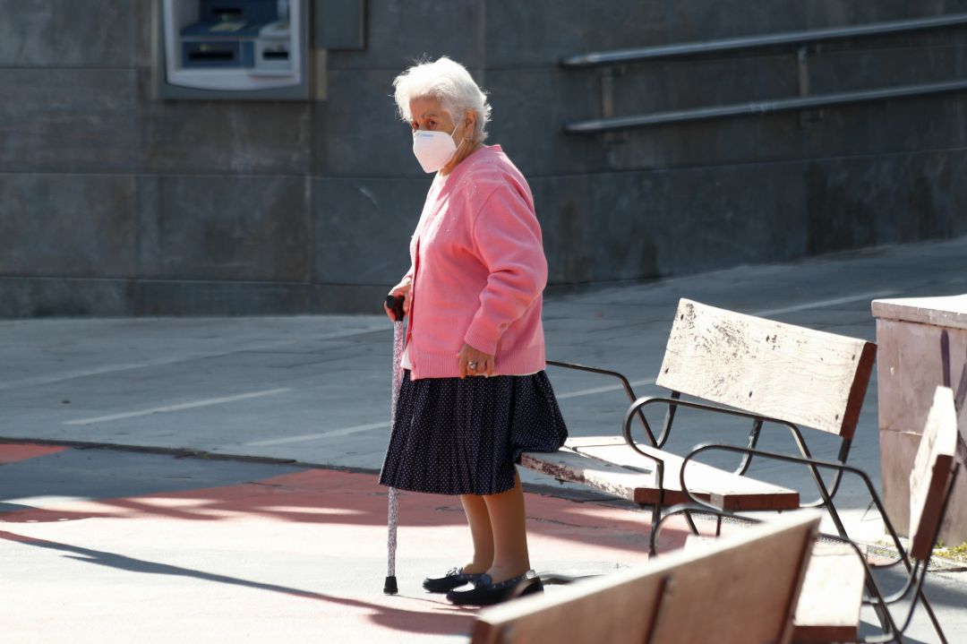 Una anciana camina por la calle, en una imagen de archivo Una anciana camina por la calle, en una imagen de archivo