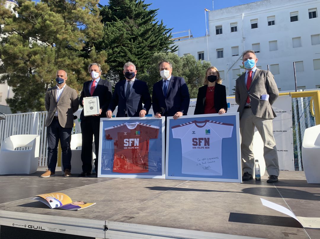Acto de homenaje, en el patio del colegio San Felipe Neri, al padre Luis Castro Acto de homenaje, en el patio del colegio San Felipe Neri, al padre Luis Castro
