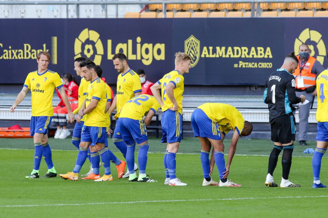 Los jugadores del Cádiz durante el partido ante la Real Sociedad Los jugadores del Cádiz durante el partido ante la Real Sociedad