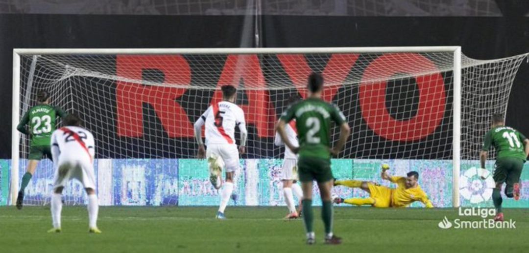 Marc Mateu transformaba el penalti que situaba el 2-1 en el marcador Marc Mateu transformaba el penalti que situaba el 2-1 en el marcador