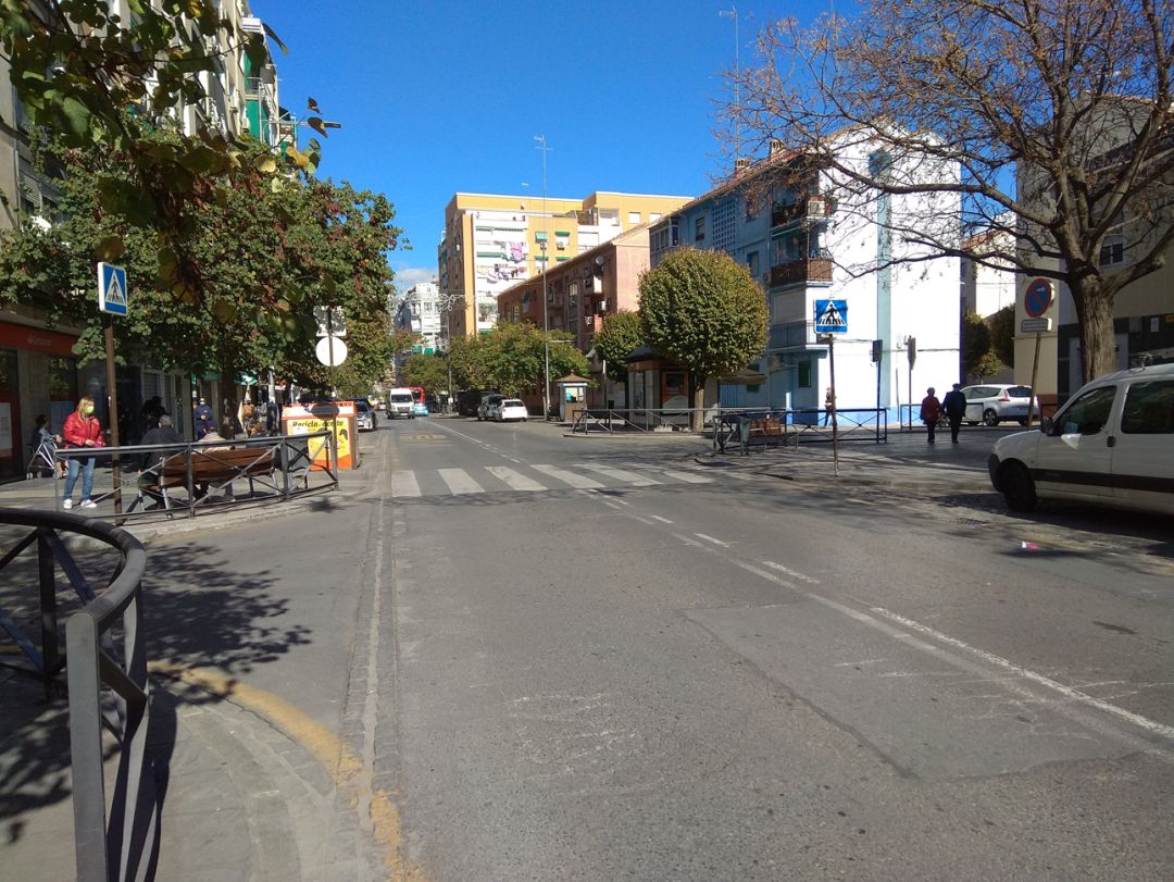 La avenida de Dílar, la calle principal del barrio más poblado de la ciudad de Granada, el Zaidín, con poco tráfico y poca actividad por las restricciones de la covid-19 este mes de noviembre de 2020 La avenida de Dílar, la calle principal del barrio más poblado de la ciudad de Granada, el Zaidín, con poco tráfico y poca actividad por las restricciones de la covid-19 este mes de noviembre de 2020