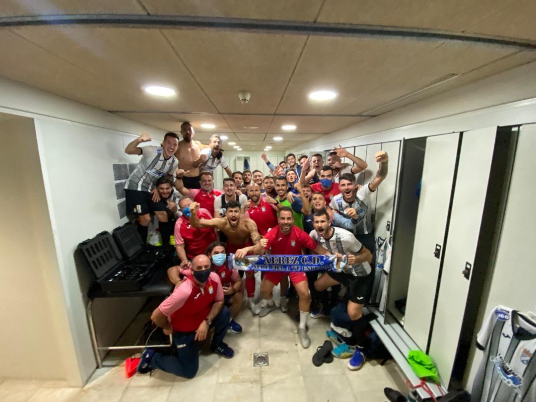 Los jugadores y técnicos del Xerez CD celebran la victoria en el vestuario Los jugadores y técnicos del Xerez CD celebran la victoria en el vestuario