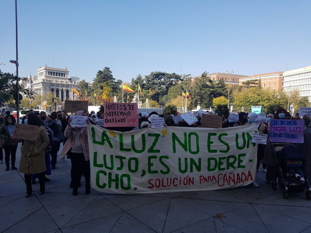 Vecinas exigen luz para la Cañada Real Vecinas exigen luz para la Cañada Real