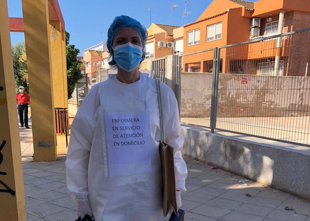 Imagen de una enfermera en servicio de atención a domicilio Imagen de una enfermera en servicio de atención a domicilio