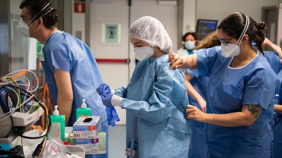 Profesionales sanitarios trabajan en un hospital Profesionales sanitarios trabajan en un hospital