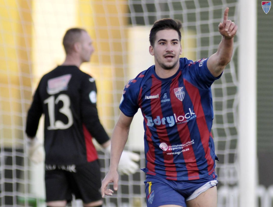 Adeva celebra el segundo tanto de la Gimnástica Segoviana Adeva celebra el segundo tanto de la Gimnástica Segoviana