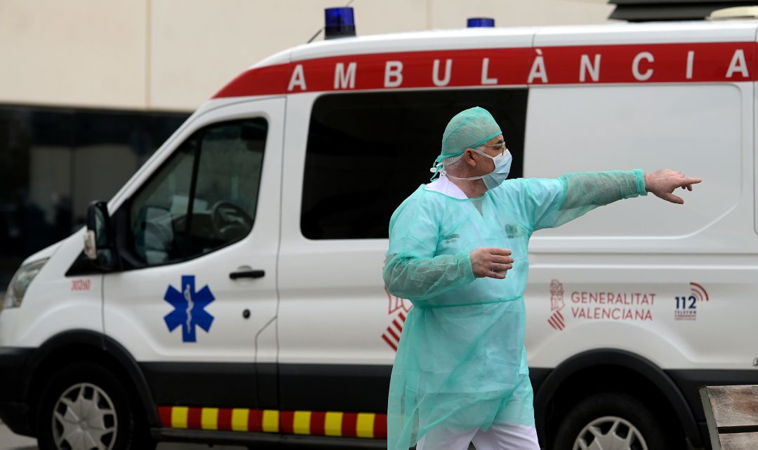 Un profesional sanitario, con un equipo de protección individual, frente a una ambulancia en el hospital La Fe de València. Un profesional sanitario, con un equipo de protección individual, frente a una ambulancia en el hospital La Fe de València.