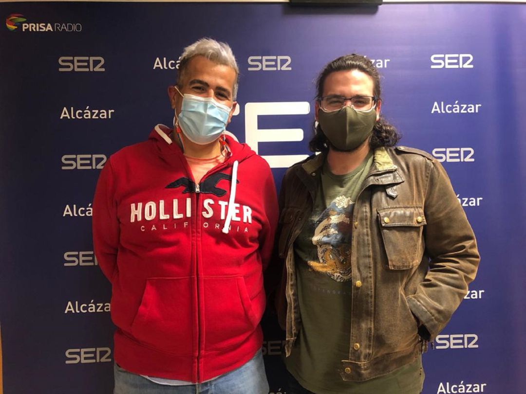 Jesús Muñoz, presidente de la Asociación Plural LGTB Mancha Centro, y Mario Garzía, uno de los productores de "Os queremos aquí" Jesús Muñoz, presidente de la Asociación Plural LGTB Mancha Centro, y Mario Garzía, uno de los productores de "Os queremos aquí"