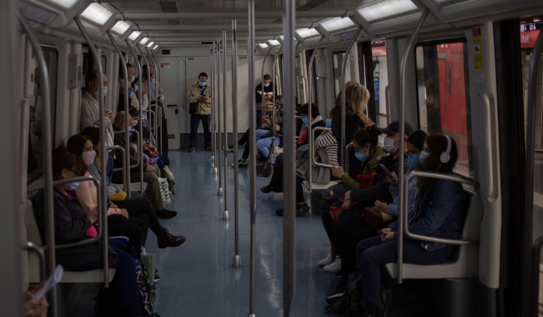 Varias personas viajan en el metro de Barcelona. Varias personas viajan en el metro de Barcelona.